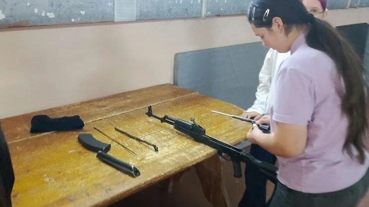 Юнармейцы активно тренировались в сборке и разборке автомата Калашникова (АК)