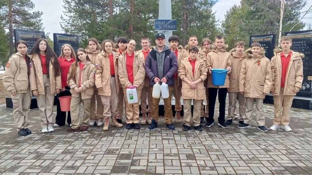 Участие в ежегодной уборке памятников в парке имени Жукова.