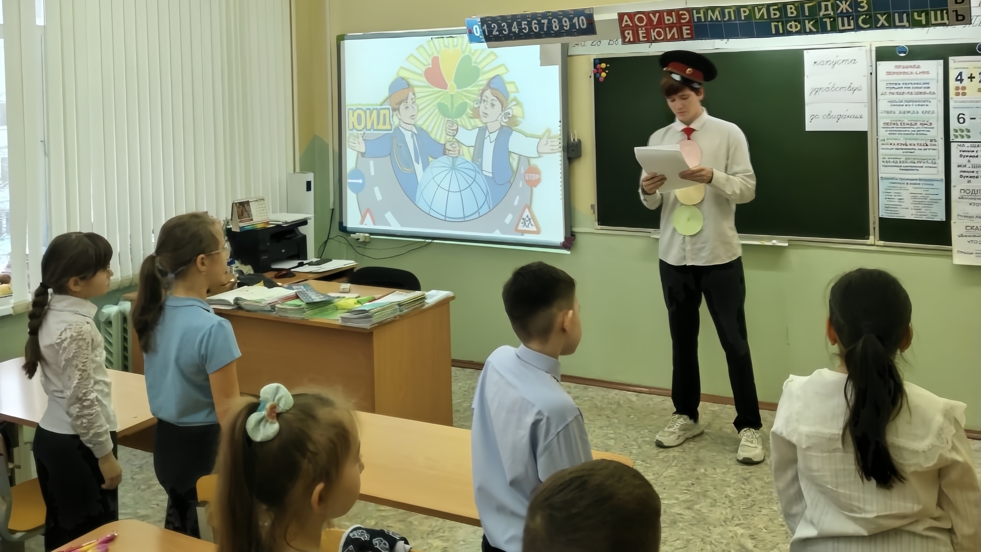 Торжественное посвящение учеников 2-г класса в ряды юных инспекторов движения (ЮИД)