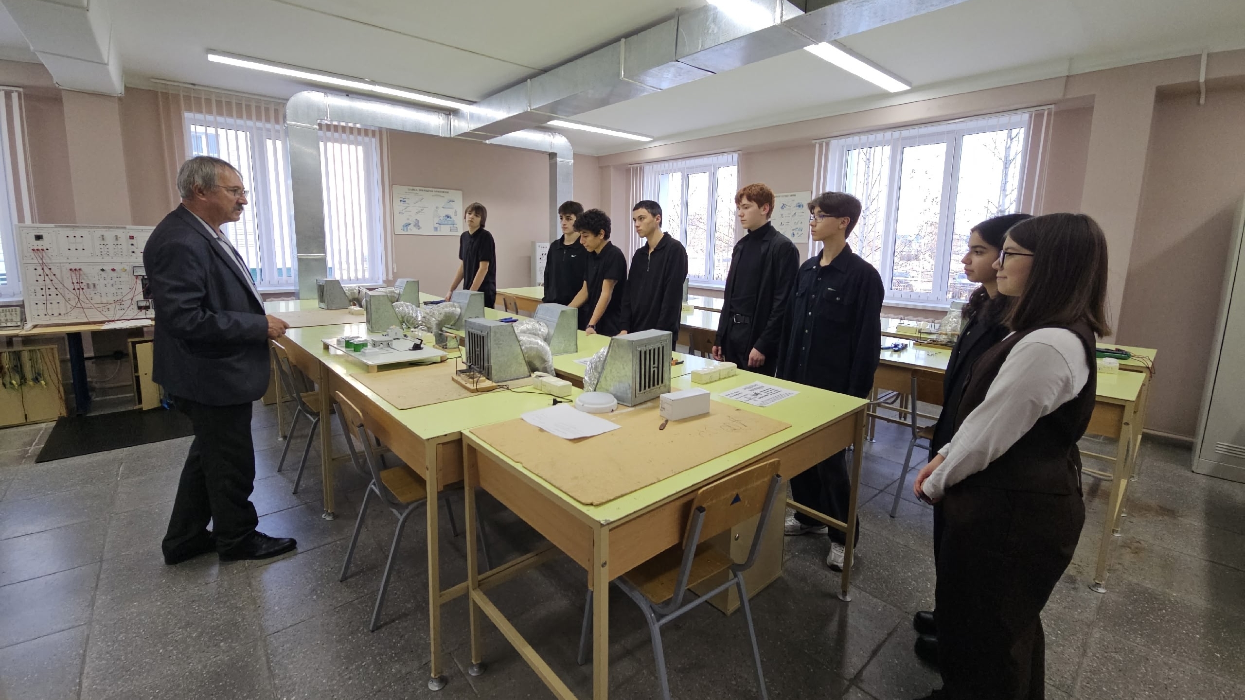 Мастер-классы по специальностям «Электромонтер» и «Сетевой администратор»